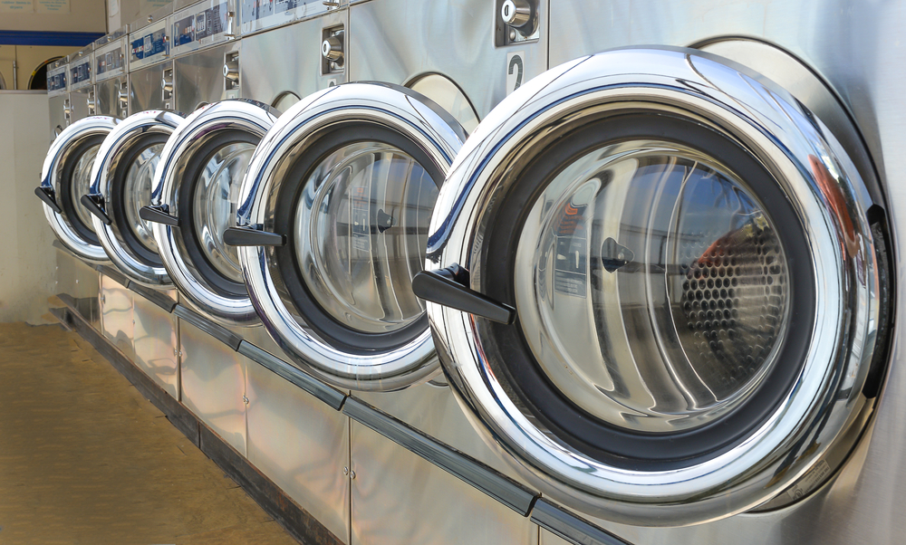 Row,Of,Industrial,Laundry,Machines,In,Laundromat.