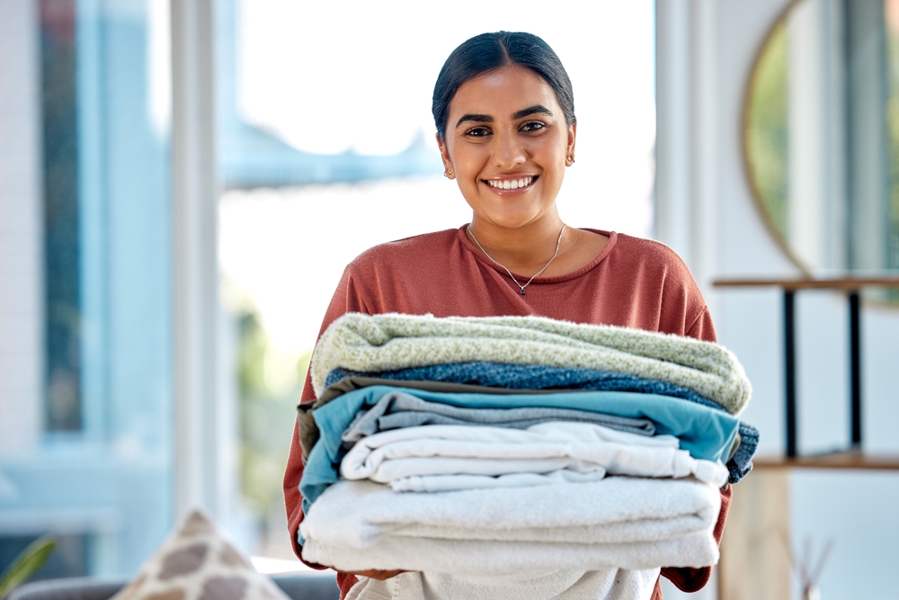 How do Airbnb hosts handle laundry?